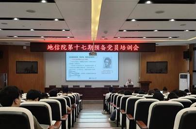 房间里的餐厅中度可信度描述已自动生成